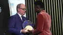 Penghargaan yang diterima oleh Vinicius Jr tersebut diberikan langsung oleh Pangeran Monako. 
(AP Photo/Michel Euler)