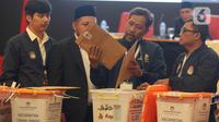 Bersama Badan Pengawas Pemilihan Umum (Bawaslu) Kota Jakarta Pusat, KPU Kota Jakarta Pusat melakukan rapat pleno terbuka rekapitulasi hasil penghitungan perolehan suara Pemilihan Gubernur DKI Jakarta dalam Pilkada Serentak tahun 2024 di Jakarta. (Liputan6.com/Herman Zakharia)