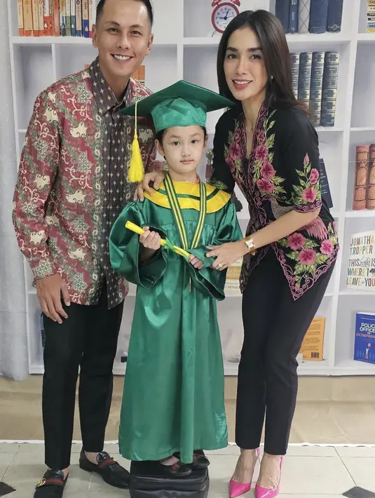 Kali ini ia memadukannya tanpa batik. Justru celana hitam dan stiletto bernuansa pink membuat total looknya begitu terlihat modern. [Foto: Instagram ussypratama]