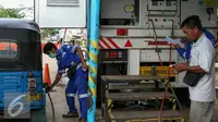 Petugas MRU mengisi BBG untuk kendaraan bajaj di kawasan Waduk Pluit, Jakarta, Selasa (16/2/2016). PT Perusahaan Gas Negara (Persero) Tbk (PGN) bakal membangun 60 unit Stasiun Pengisian Bahan Bakar Gas (SPBG) hingga 2019. (Liputan6.com/Yoppy Renato)