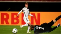 Aksi David de Gea menghalau tendangan striker Timnas Jerman, Timo Werner pada pertandingan Nation League, Jumat (4/9/2020) dini hari WIB. (Thomas KIENZLE / AFP)