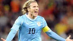 Selebrasi gol striker Uruguay Diego Forlan ke gawang Belanda di laga semifinal PD 2010 di Green Point Stadium, Cape Town, 6 Juli 2010. Uruguay kalah 2-3. AFP PHOTO / RODRIGO ARANGUA 