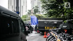 Petugas kepolisian menyiapkan mobil taktis untuk pengamanan terkait pemeriksaan Rizieq Shihab di Polda Metro Jaya, Jakarta, Senin (7/12/2020). Polda Metro Jaya mengagendakan pemeriksaan terhadap Habib Rizieq Shihab (HRS) hari ini. (Liputan6.com/Faizal Fanani)