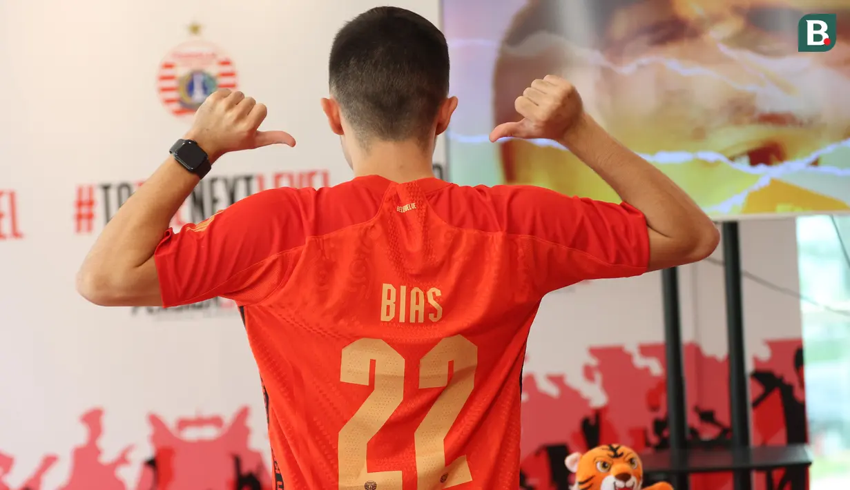 <p>Oliver Bias, pemain asing baru Persija Jakarta asal Filipina berfoto dengan jersey Persija Jakarta dalam acara perkenalan di Persija Store, Kuningan, Jakarta Selatan, Kamis (27/7/2023). (Bola.com/Abdul Aziz)</p>