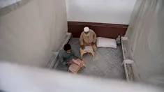 Umat Muslim membaca al-Quran saat melakukan ibadah itikaf di sebuah masjid, di Peshawar , Pakistan, 22 April 2022. Itikaf adalah adalah tinggal atau menetap di dalam masjid dengan niat beribadah untuk mendekatkan diri kepada Allah dan biasanya dilakukan sepuluh hari terakhir Ramadhan. (AP Photo/Muhammad Sajjad)