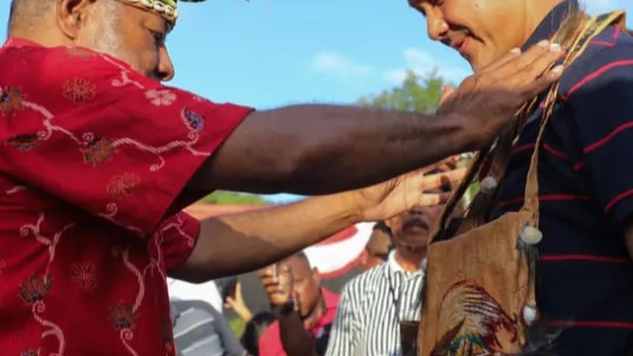 Temui Tokoh Adat di Jayapura, Ganjar Diangkat Jadi Keluarga Hingga Didoakan Presiden 2024