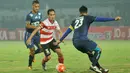 Pemain Arema Cronus, Hamka Hamzah (kanan)  dan Rafael Maitimo mengepung pergerakan  pemain Madura United pada laga Torabika Soccer Champions 2016 di Stadion Gelora Bangkalan, Jumat (6/5/2016) WIB. (Bola.com/Fahrizal Arnas)