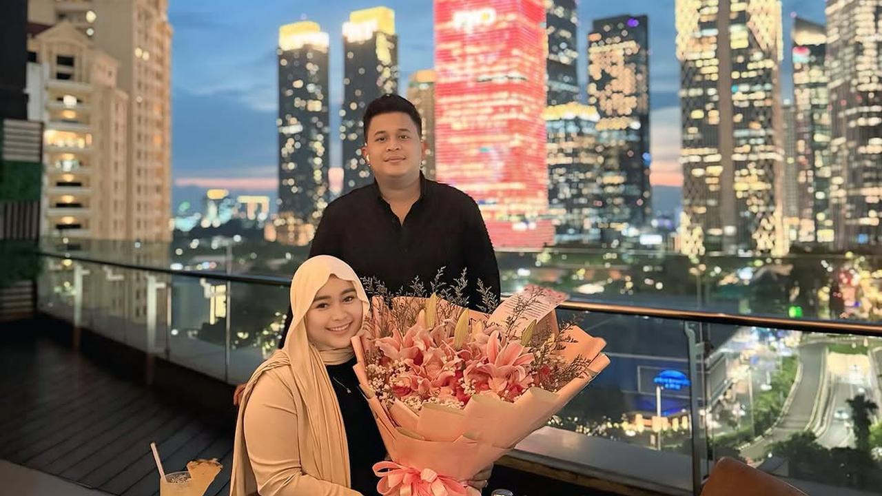 Potret Syifa Adik Ayu Ting Ting Rayakan Anniversary Pernikahan ke-3, Dapat Buket Bunga Besar dan Dinner Mewah