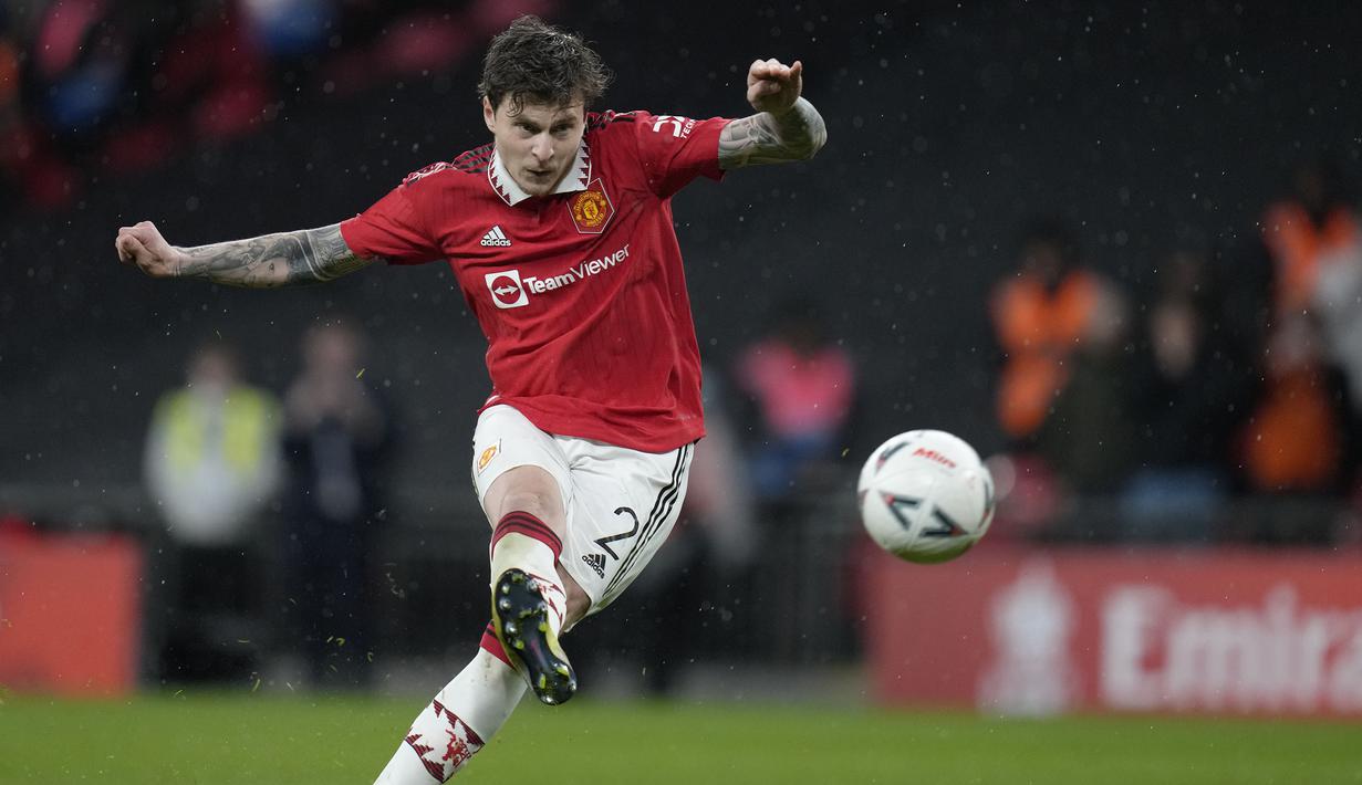 Pemain Manchester United, Victor Lindelof mencetak gol kemenangan pada babak adu penalti saat laga semifinal Piala FA 2022/2023 melawan Brighton di Stadion Wembley, London, Minggu (23/04/2023). MU menang dengan skor 7-6. (AP Photo/Kirsty Wigglesworth)