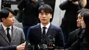 Kpop Idol, Seungri yang terlibat kasus dugaan suap layanan seksual tiba di Kantor Polisi Metro Seoul, Kamis (14/3). Seungri untuk yang kedua kalinya mendatangi kantor polisi dalam rangka menjalani pemeriksaan. (REUTERS/Kim Hong-Ji)