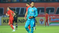 Kiper Bhayangkara FC, Awan Setho saat melawan Persija Jakarta pada laga pekan ketiga BRI Liga 1 2023/2024 di Stadion Patriot Candrabhaga, Bekasi, Minggu (16/7/2023). Persija menang dengan skor 4-1. (Bola.com/M Iqbal Ichsan)