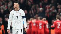 Pemain Portugal, Cristiano Ronaldo, tampak lesu setelah ditaklukkan Denmark dalam laga leg pertama perempat final UEFA Nations League 2024/2025 yang digelar di Stadion Parken, Copenhagen, Jumat (21/3/2025) dini hari WIB. (AFP/Jonathan Nackstrand)