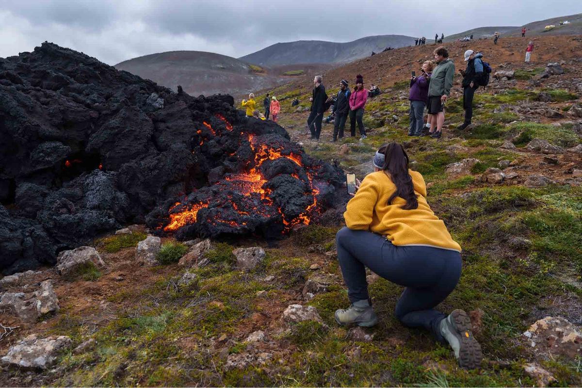 FOTO: Daya Tarik Mematikan, Wisatawan Berbondong Datangi Lokasi Letusan di Islandia