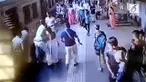 Insiden mengerikan terjadi di stasiun kereta Dadar Railway, Mumbai, India. Dua wanita nyaris kehilangan nyawa saat nekat turun dari kereta yang mulai melaju.