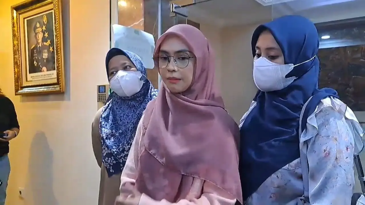 Aparat kepolisian kembali mengungkap perkembangan terkini kasus dugaan pemerasan dan pengancaman terhadap selebgram Ria Ricis. Polisi mengungkap rekam jejak tersangka AP.