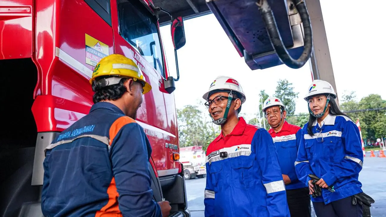 Pantau Distribusi BBM ke Jember, Direktur Pertamina Patra Niaga Tinjau Langsung Penambahan Armada di Surabaya
