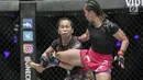 Petarung putri Malaysia, Audreylaura Boniface (kiri) menahan tendangan dari petarung Indonesia, Priscilla Hertati Lumban Gaol (kanan) saat berlaga pada partai pertama One Championship di Jakarta, Sabtu (20/1). (Liputan6.com/Faizal Fanani)