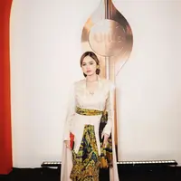 Kebaya dengan aksen ekor juga menambah kemegahan gaya yang sempurna.  [Foto: Instagram/ Syifa Hadju]