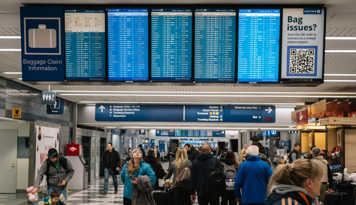 Suasana Bandara O'Hare saat para pelancong memeriksa status penerbangan mereka pada 12 Januari 2024 di Chicago, Illinois. (Jim Vondruska/Getty Images via AFP)