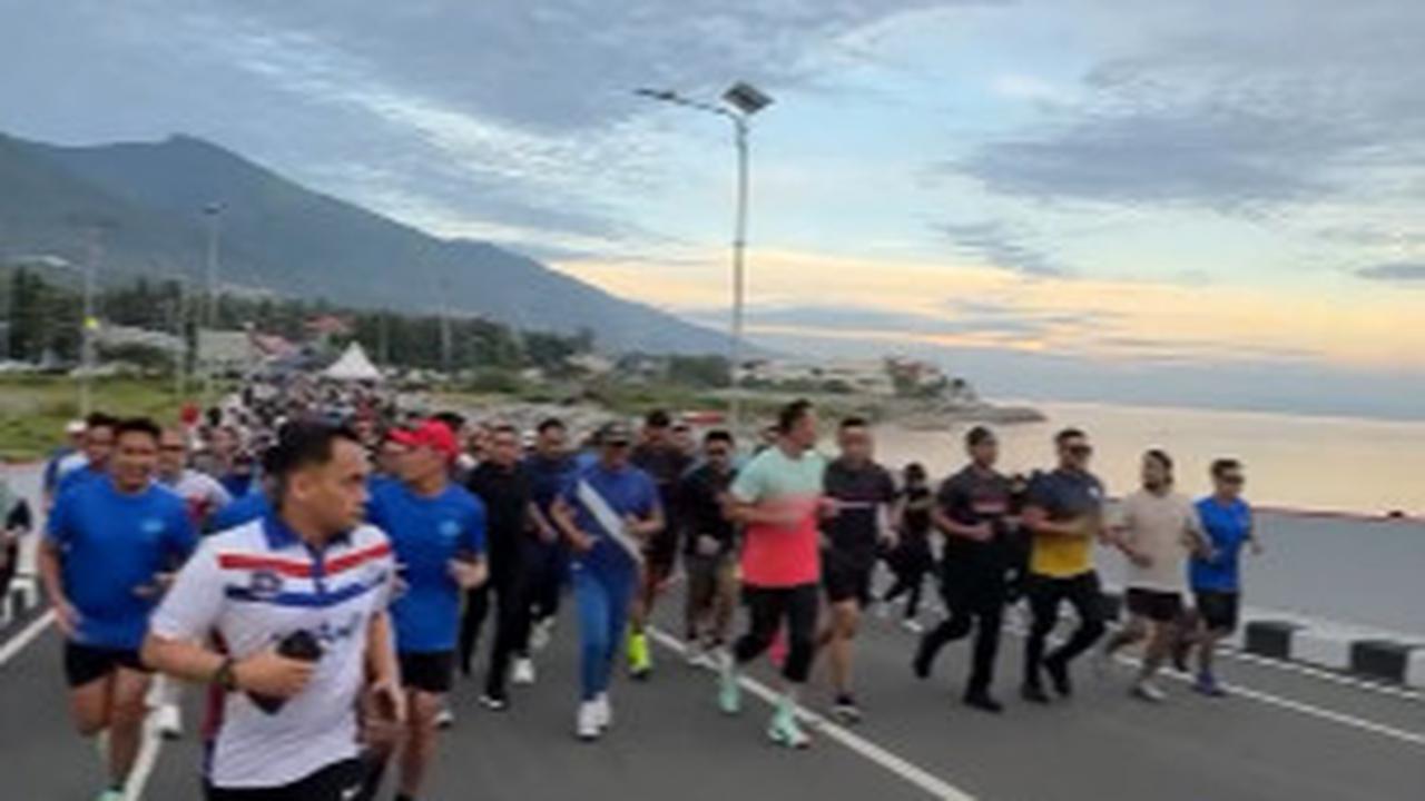 Bugarnya Badan AHY, Gagah Berlari Seperti Masih Tentara Bareng Ratusan Warga Sambil Cek Proyek Bekas Tsunami di Palu