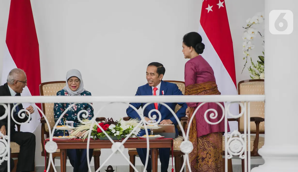 Presiden Joko Widodo (kedua kanan) didampingi Ibu Negara, Iriana Widodo berbincang dengan Presiden Singapura, Halimah Yacob (kedua kiri) didampingi suaminya, Mohamed Abdullah Alhabshee, saat kunjungan kenegaraan di beranda Istana Bogor, Jawa Barat, Selasa (4/3/2020). (Liputan6.com/Faizal Fanani)
