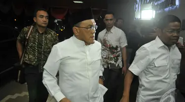 Ketua Umum Partai Golkar Aburizal Bakrie seperti tidak percaya bahwa Ketum Gerindra Suhardi meninggal dunia, Jakarta, Kamis (28/8/2014) (Liputan6.com/Johan Tallo
