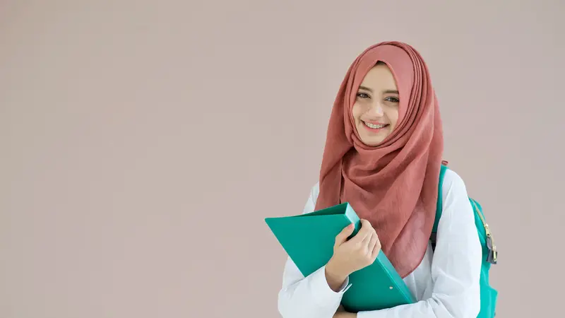 Hijab bukan suatu penghalang untuk kamu aktif di kegiatan sehari-hari, asalkan kamu nyaman dan hijabmu sudah sesuai dengan kegiatanmu.