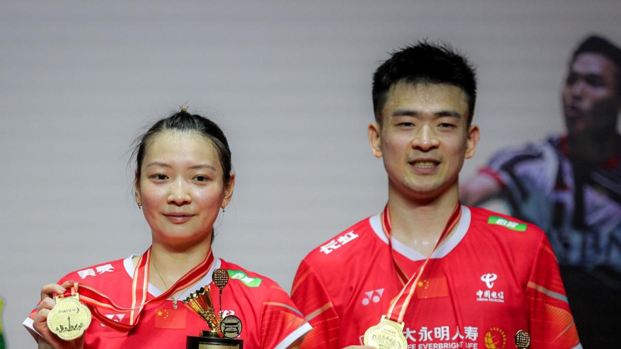 Ganda campuran China, Zheng Si Wei/Huang Ya Qiong, memastikan gelar juara setelah mengalahkan pasangan Jepang, Hiroki Midorikawa/Natsu Saito, pada final yang digelar di Istora Gelora Bung Karno (GBK) pada Minggu (28/1/2024). <br>(Foto Bola.com / Bagaska
