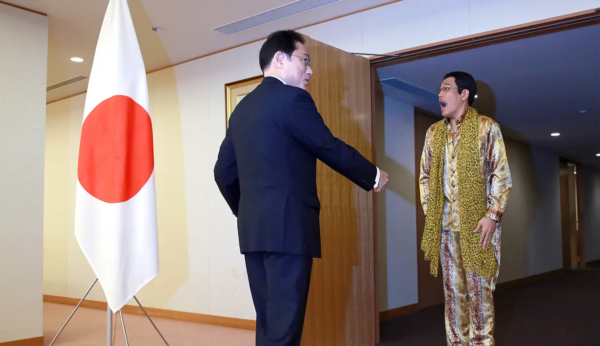 Pikotaro disambut oleh Menteri Luar Negeri Fumio Khisida (kanan) di Kementrian, Tokyo, Rabu (12/7). Pikotaro akan tampil di PBB dengan versi baru PPAP dalam mengkampanyekan pembangunan berkelanjutan atau SDG. (AP/Eugene Hoshiko)