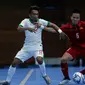 Pemain timnas futsal putra Indonesia Ardiansyah berebut bola dengan pemain Vietnam pada laga ketiga futsal SEA Games 2017 di Shah Alam, Selangor,Malaysia, Jumat (25/8). Timnas futsal putra Indonesia kalah dengan skor 1-4. (Liputan6.com/Faizal Fanani)