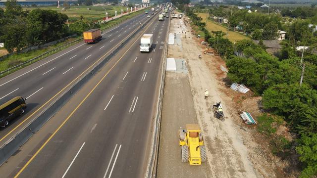 Jasamarga Transjawa Tollroad (JTT) Regional Division tengah mengerjakan konstruksi pelebaran Jalan Tol Jakarta-Cikampek, tepatnya di Km 62 Dawuan-Km 50 Karawang Timur arah Jakarta. (Dok Jasa Marga)