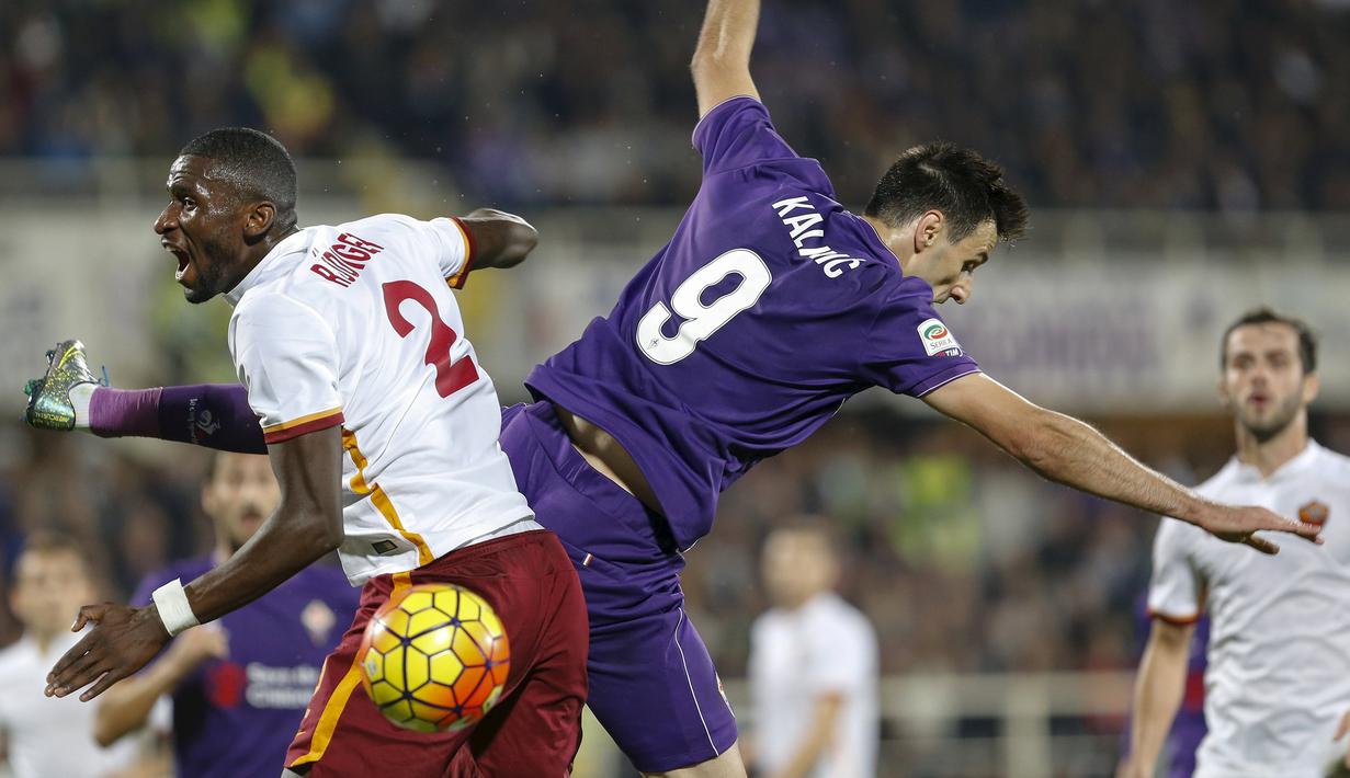 Pemain AS Roma, Antonio Rudiger (kiri) berebut bola dengan pemain Fiorentina, Nikola Kalinic dalam lanjutan Serie A Italia di Stadion Artemio Franchi, Florence, Senin (26/10/2015) dini hari WIB. (Reuters/Giampiero Sposito)