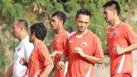 Pemain Persija Jakarta, Rahmat Affandi (2kanan) berlatih bersama tim Macan Kemayoran di Lapangan Nasional Youth Training Center, Sawangan, Rabu (17/2/2016). (Bola.com/Nicklas Hanoatubun)