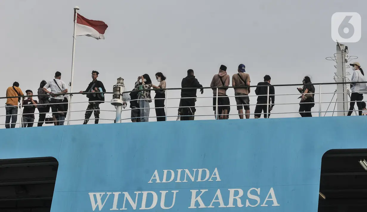 <p>Penumpang berada di deck KMP Adinda Windu Karsa saat perjalanan mudik menuju Pelabuhan Bakauheni, Lampung Selatan, Sabtu (30/4/2022). Selain terjangkau dalam harga tiket, mudik dengan kapal juga menyajikan panorama keindahan laut dan pulau yang membentang sepanjang perjalanan. (merdeka.com/Iqbal S. Nugroho)</p>