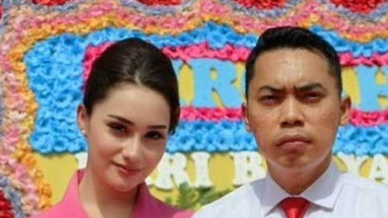 Ibu tiga anak ini kerap membagikan kegiatannya sebagai ibu Bhayangkari di Instagram pribadinya. Ia tak segan membagikan beberapa momen dirinya bersama suami di acara kepolisian.