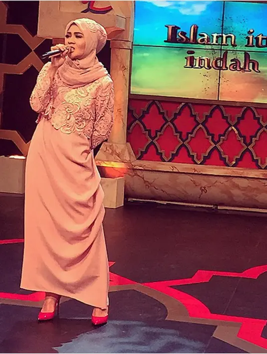 "Karena ini buka hanya dari keluarga tapi dari diriku juga. Perjalanannya cukup panjang dan sekarang sudah memutuskan seperti ini. Insyaallah aku selalu minta sama Allah untuk memantapkan hatiku," kata IDP Jumat (11/5/2018). (Instagram/idp91)