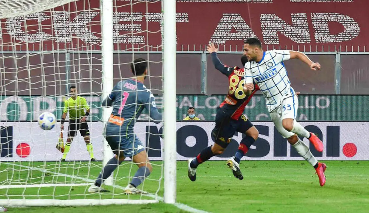 Bek Inter Milan, Danilo D'ambrosio, mencetak gol ke gawang Genoa pada laga Liga Italia di Stadion Luigi Ferraris, Minggu (25/10/2020). Inter Milan menang dengan skor 2-0. (Tano Pecoraro/LaPresse via AP)