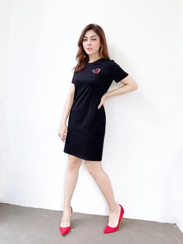6 Potret Terbaru Dhena Devanka, Disebut Makin Kurus Oleh Netizen