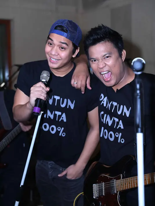 Bersama Posan Tobing yang menciptakan lagu ‘Pantun Cinta 100 %’, Billy persembahkan aksinya untuk almarhum sang kakak tercinta, Olga Syahputra. Billy mendedikasikan aksinya untuk almarhum Olga yang berulang tahun pada 8 Februari. (Nurwahyunan/Bintang.com)