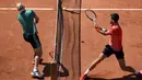 Petenis Serbia, Novak Djokovic (kanan) berusaha mengembalikan bola ke arah petenis Spanyol, Alejandro Davidovich Fokina pada laga putaran ketiga Prancis Open 2023 di Roland Garros, Paris, 2 Juni 2023. (AP Photo/Christophe Ena)