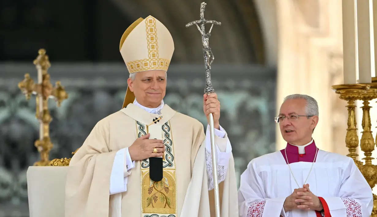 Sebagai penerus ke-267 dari Santo Petrus, Paus Leo XIV mengenakan cincin nelayan dengan gambar Santo Petrus memegang kunci dan jala. (Alberto PIZZOLI/AFP)