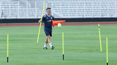 Pelatih Timnas Indonesia, John Herdman, tampak sibuk menyiapkan perlengkapan sebelum latihan perdana di Stadion Madya, GBK, Jakarta, Selasa (24/3/2026). (Bola.com/M. Iqbal Ichsan)