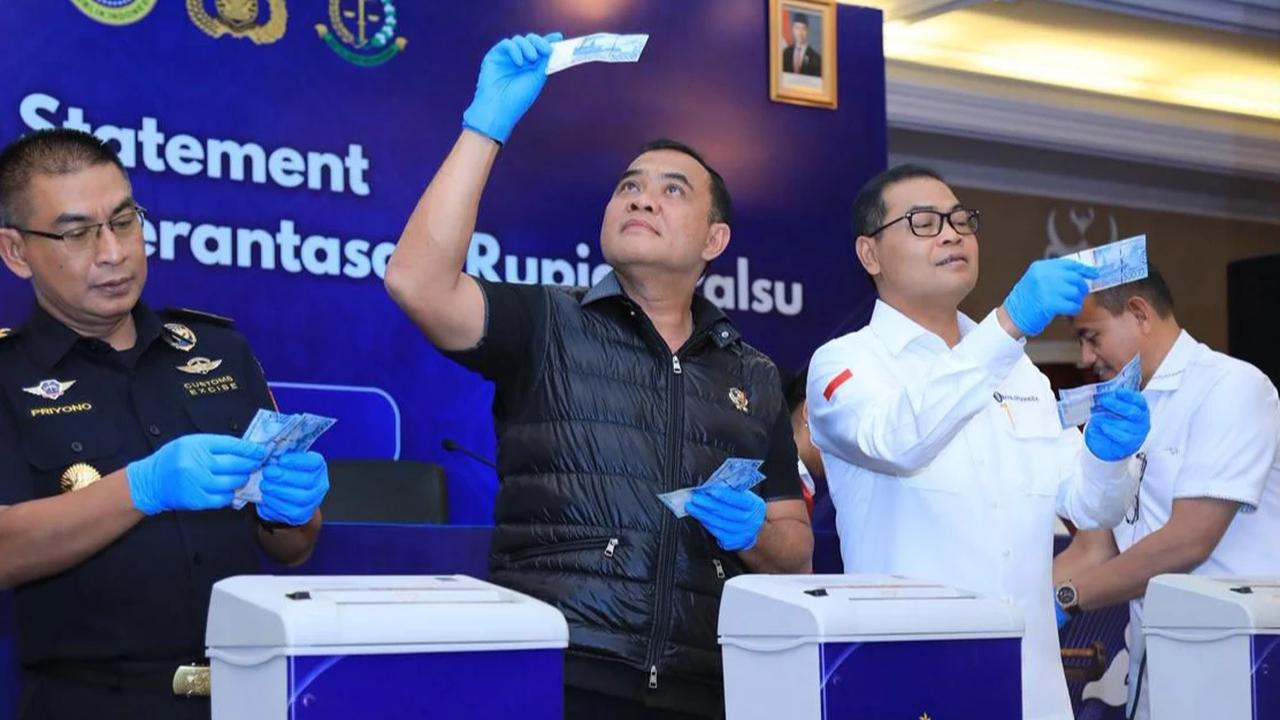 FOTO: Bareskrim dan Bank Indonesia Musnahkan Ratusan Ribu Lembar Uang Palsu