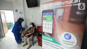 Petugas memeriksa tekanan darah pasien BPJS Kesehatan yang berobat di Faskes Tingkat 1 Klinik Kesehatan Prima Husada di Depok, Jawa Barat, Senin (23/5/20222). Sejumlah terobosan saat ini dilakukan paramedis di Faskes Tingkat 1, diantaranya penilaian peserta program JKN melalui fitur Kessan (Kesan Pesan Peserta Setelah Layanan)  dalam aplikasi Mobile JKN. (merdeka.com/Arie Basuki)