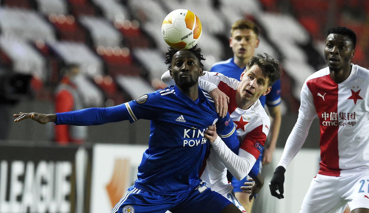 Wilfred Ndidi - Pemain berusia 24 tahun ini merupakan jendral lapangan tengah Leicester City asuhan Brendan Rodgers. Gelandang bertahan yang disebut sejajar dengan Kante dan Fabinho itu ternyata mendapat bayaran 75 ribu Pounds perpekan. (AFP/ Michal Cizek)