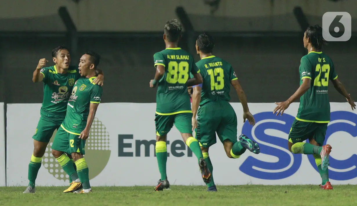 Para pemain Persebaya Surabaya merayakan gol yang dicetak oleh Rendi Irwan ke gawang Madura United pada laga Piala Menpora 2021 di Stadion Si Jalak Harupat, Bandung, Minggu (28/3/2021). Persebaya Surabaya menang 2-1. (Bola.com/M Iqbal Ichsan)