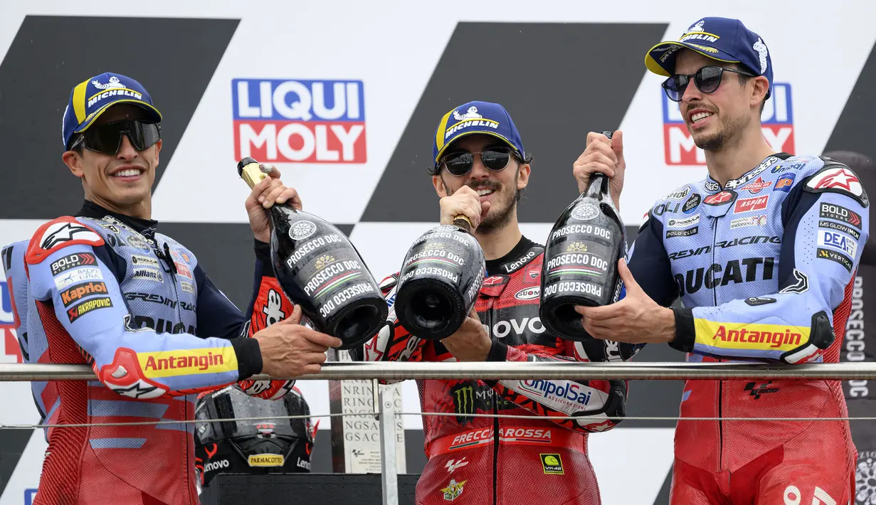 Pembalap Gresini Racing, Marc Marquez (kiri) dan Alex Marquez merayakan kemenangan bersama pembalap Ducati Lenovo, Francesco Bagnaia di atas podium MotoGP Jerman 2024 yang berlangsung di Sirkuit Sachsenring, Jerman, Minggu (07/07/2024) waktu setempat. (AP Photo/Robert Michael)