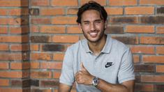 Striker Timnas Indonesia U-22, Ezra Walian, hadir namun belum mengikuti latihan di Lapangan SPH Karawaci, Banten, Kamis (10/8/2017). Latihan dilakukan sebagai persiapan jelang SEA Games 2017 Malaysia. (Bola.com/Vitalis Yogi Trisna)