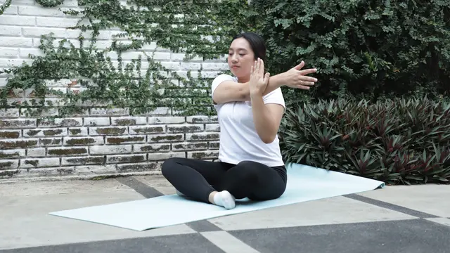 wanita november yoga sehat