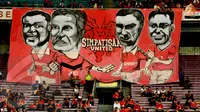 Simpatisan United membentangkan spanduk bergambar karikatur para legenda pemain Manchester United (Liputan 6.com/Helmi Fithriansyah).